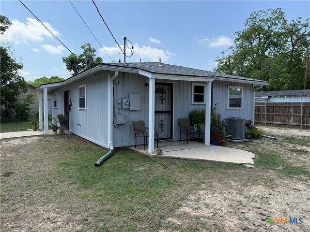 412 E Walnut Street, Seguin, TX 78155