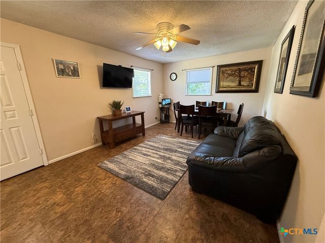 412 E Walnut Street, Seguin, TX 78155