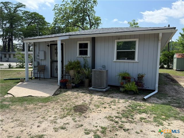 412 E Walnut Street, Seguin, TX 78155