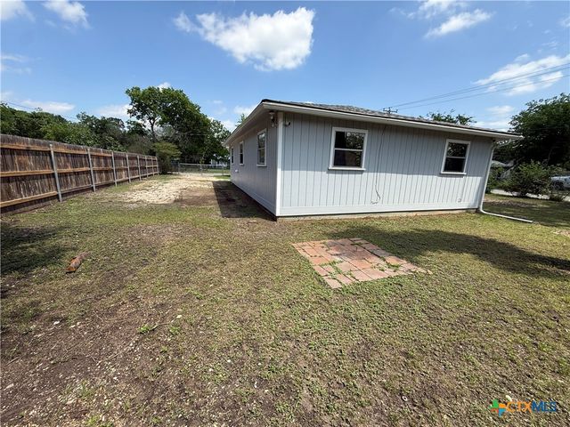 412 E Walnut Street, Seguin, TX 78155