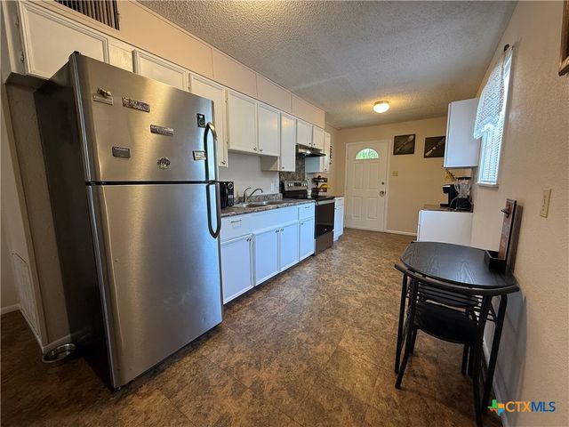 412 E Walnut Street, Seguin, TX 78155