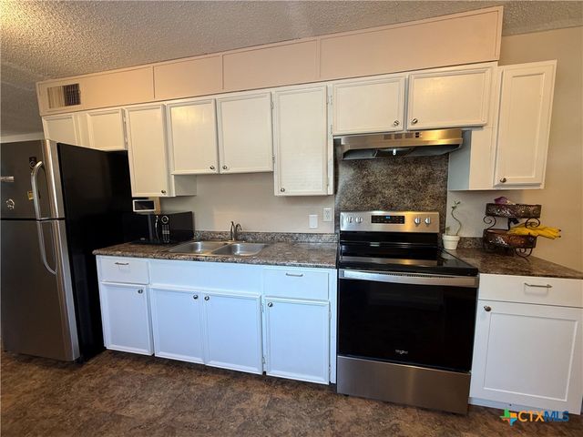 412 E Walnut Street, Seguin, TX 78155