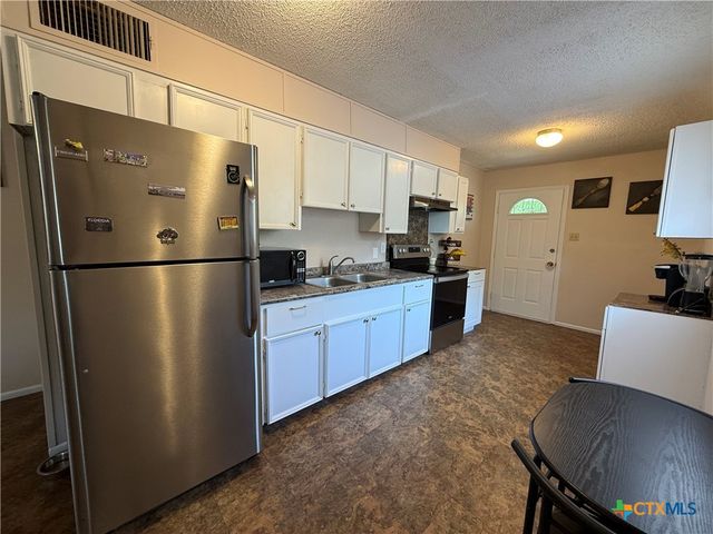 412 E Walnut Street, Seguin, TX 78155