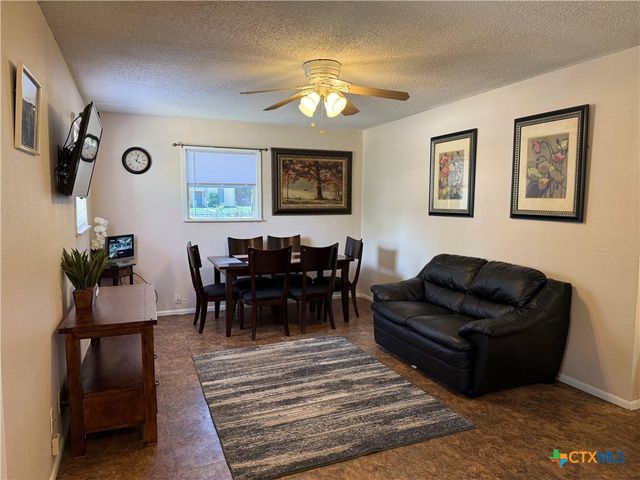 412 E Walnut Street, Seguin, TX 78155