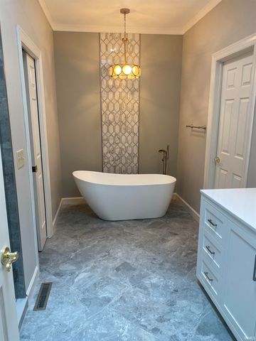 1303 E Erskine Manor Hill, South Bend, IN 46614