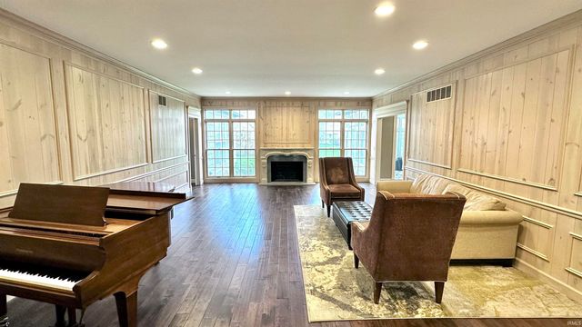 1303 E Erskine Manor Hill, South Bend, IN 46614