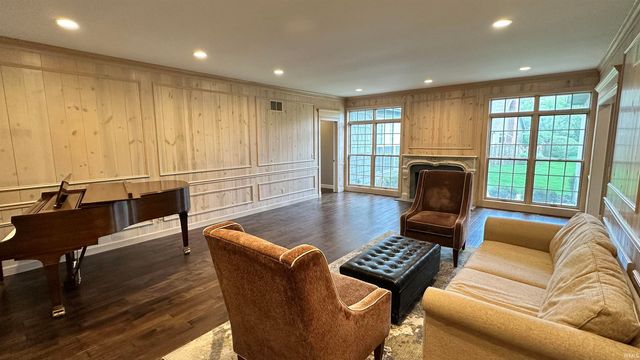 1303 E Erskine Manor Hill, South Bend, IN 46614