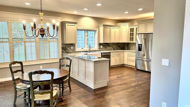 1303 E Erskine Manor Hill, South Bend, IN 46614