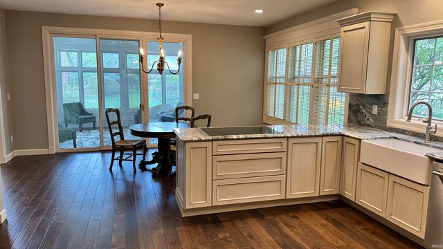 1303 E Erskine Manor Hill, South Bend, IN 46614