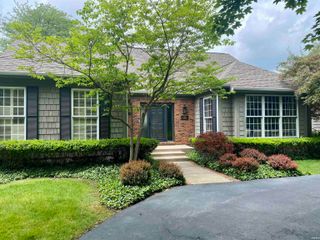 1303 E Erskine Manor Hill, South Bend, IN 46614