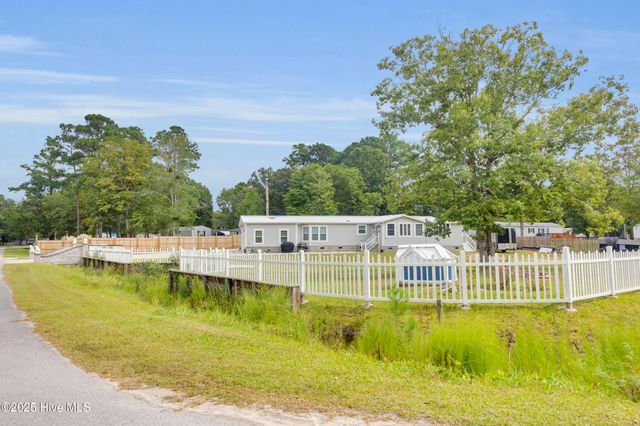 414 W Branch Drive, Newport, NC 28570