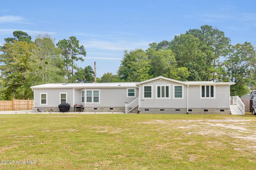 414 W Branch Drive, Newport, NC 28570