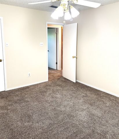 5814 Cedar Ridge Drive, Arlington, TX 76017