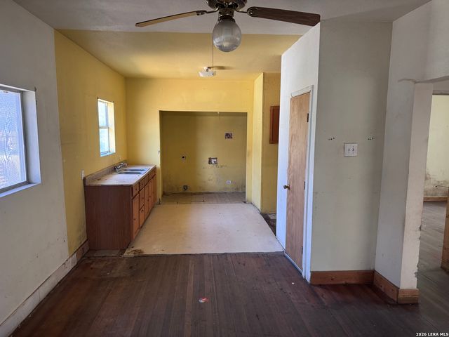 1751 W KINGS HWY, San Antonio, TX 78201