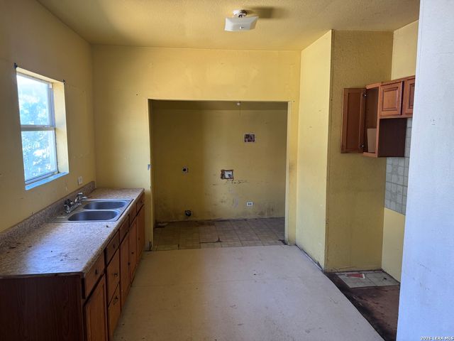 1751 W KINGS HWY, San Antonio, TX 78201