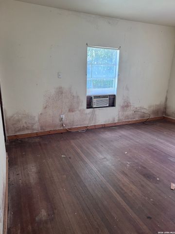 1751 W KINGS HWY, San Antonio, TX 78201