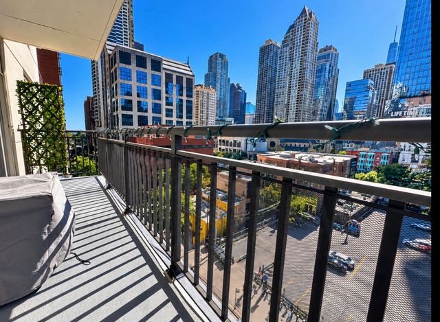 21 W CHESTNUT Street 806, Chicago, IL 60611
