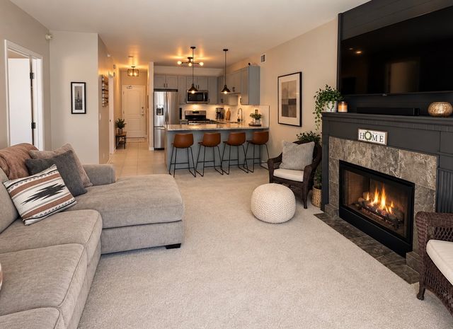 21 W CHESTNUT Street 806, Chicago, IL 60611