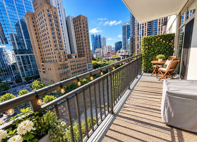 21 W CHESTNUT Street 806, Chicago, IL 60611
