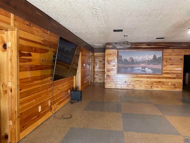 1325 SE 85th St, Wakarusa, KS 66546