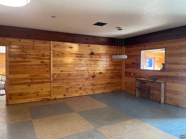 1325 SE 85th St, Wakarusa, KS 66546