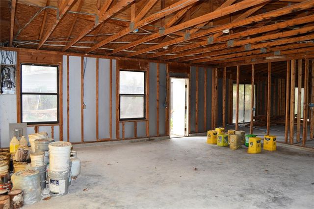 702 JAMES AVENUE, Fruitland Park, FL 34731