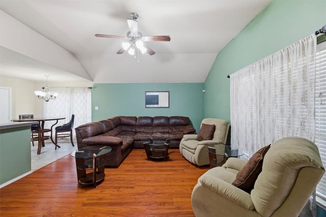 612 Owen Trail, Grand Prairie, TX 75051