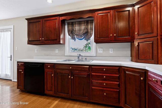 11210 Bakers Falls Ct, Louisville, KY 40299