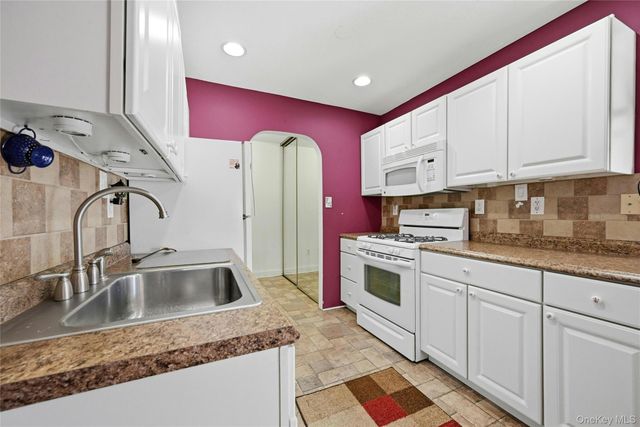 263 N Newbridge Road 1C, Levittown, NY 11756