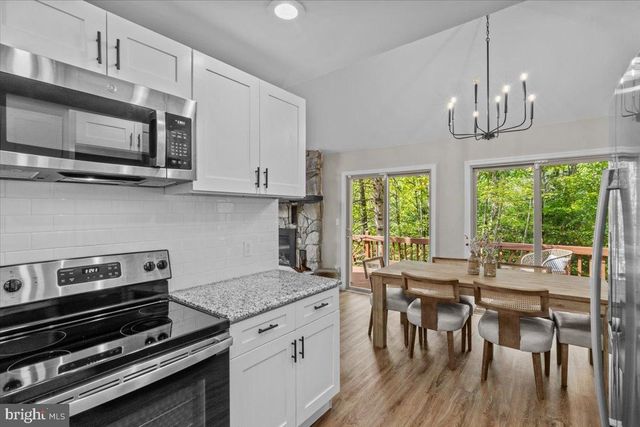 415 CANTERBURY RD, Bushkill, PA 18324