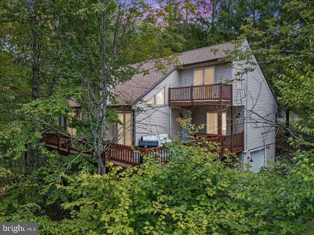 415 CANTERBURY RD, Bushkill, PA 18324