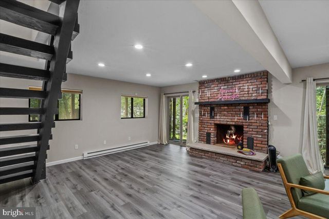 415 CANTERBURY RD, Bushkill, PA 18324