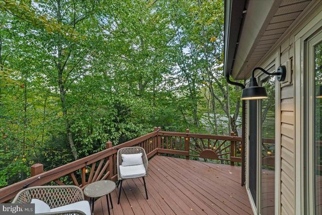 415 CANTERBURY RD, Bushkill, PA 18324