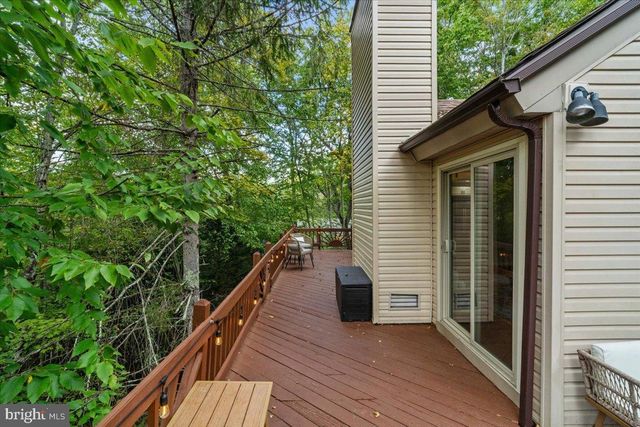 415 CANTERBURY RD, Bushkill, PA 18324