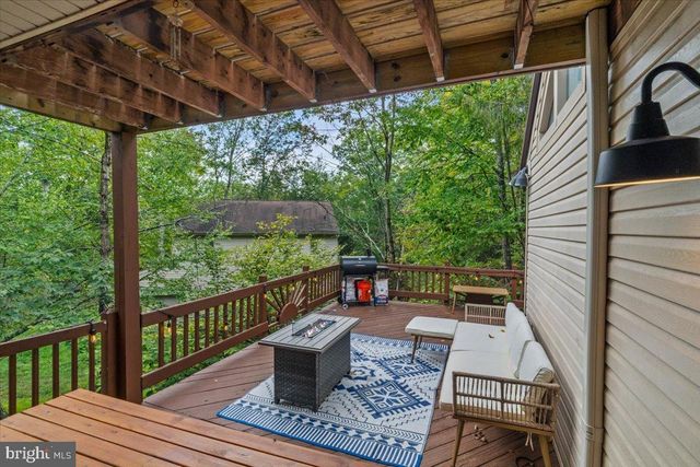 415 CANTERBURY RD, Bushkill, PA 18324