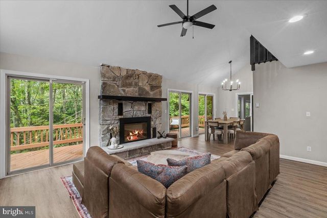 415 CANTERBURY RD, Bushkill, PA 18324