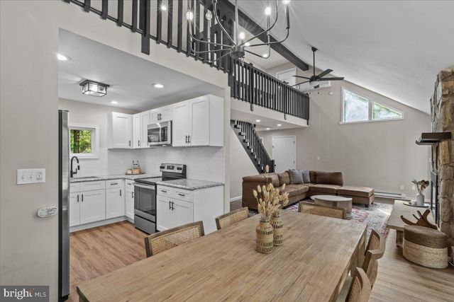 415 CANTERBURY RD, Bushkill, PA 18324