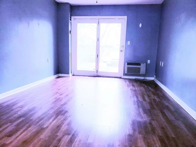 4975 Washington St. 110, Boston, MA 02132