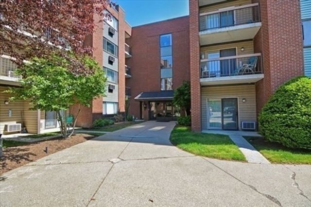 4975 Washington St. 110, Boston, MA 02132