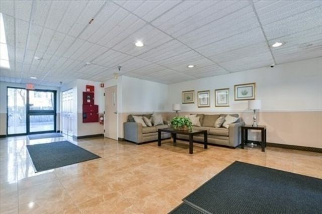 4975 Washington St. 110, Boston, MA 02132