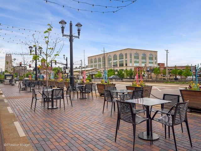 114 W Prairie Avenue, Wheaton, IL 60187