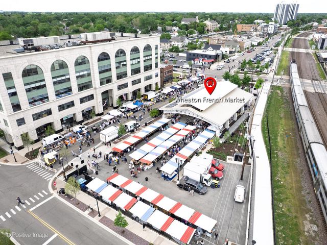 114 W Prairie Avenue, Wheaton, IL 60187