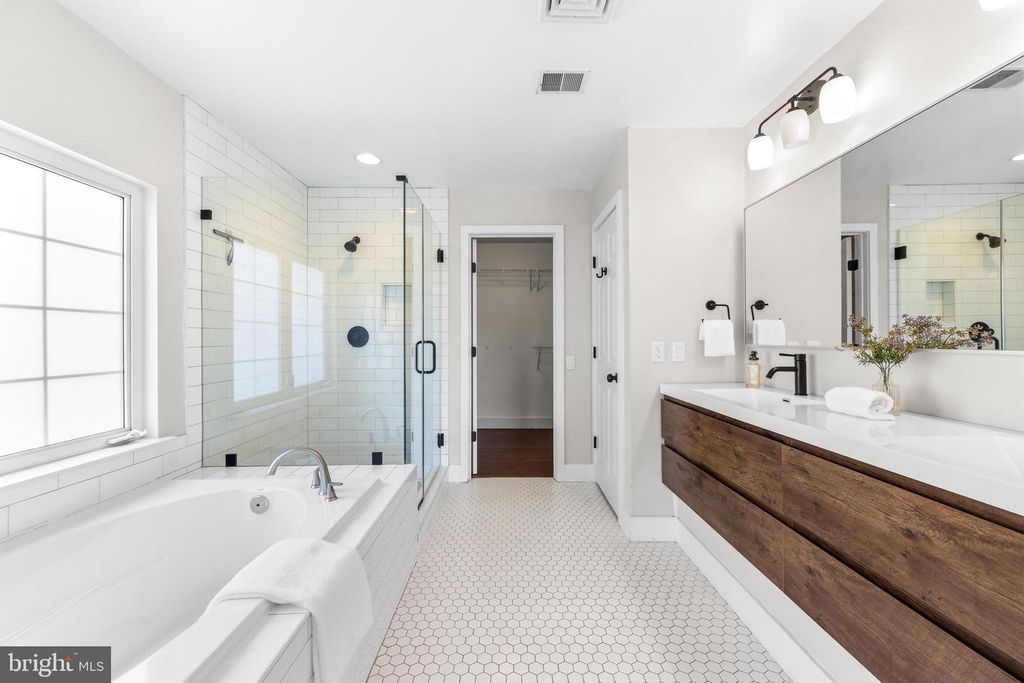 Image 25 of property listing at 6956 FAIR LN, New Market, MD 21774