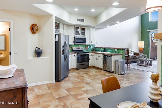 13022 N MOUNTAINSIDE Drive B, Fountain Hills, AZ 85268