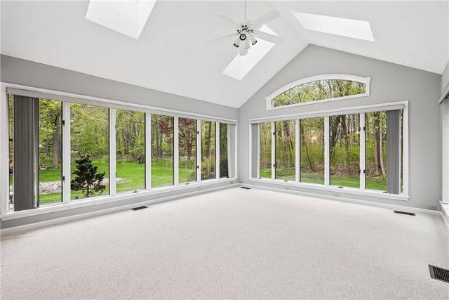 472 Maplewoods Ln, Webster, NY 14580