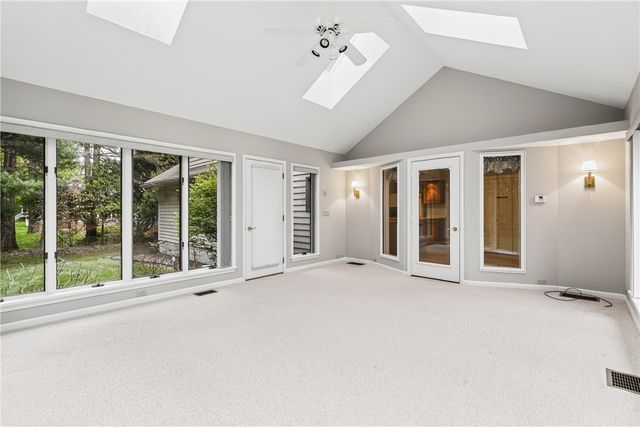 472 Maplewoods Ln, Webster, NY 14580