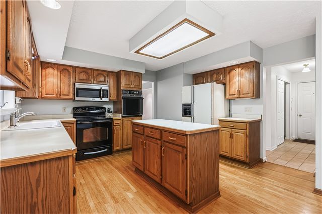 472 Maplewoods Ln, Webster, NY 14580