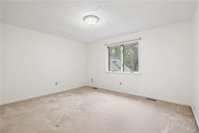 472 Maplewoods Ln, Webster, NY 14580