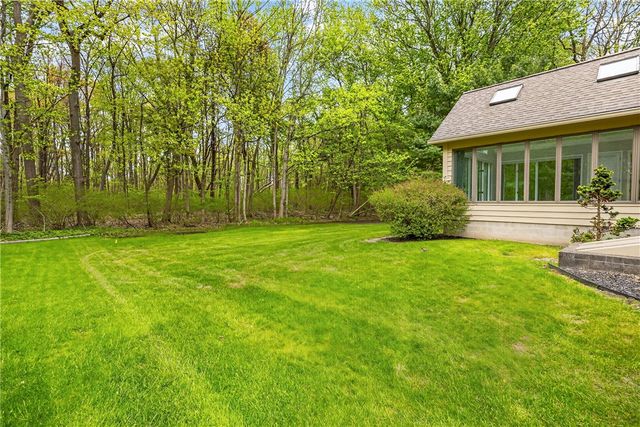 472 Maplewoods Ln, Webster, NY 14580
