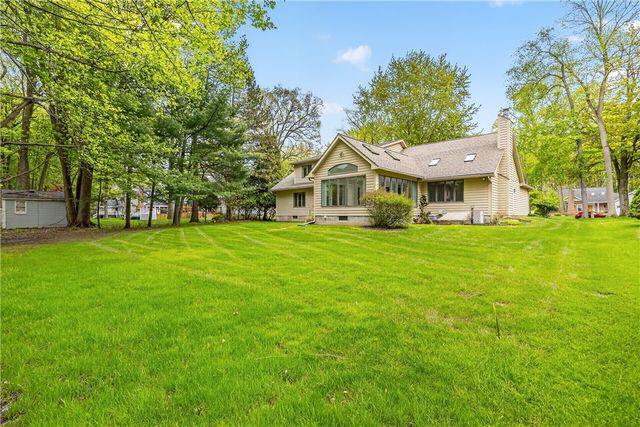 472 Maplewoods Ln, Webster, NY 14580